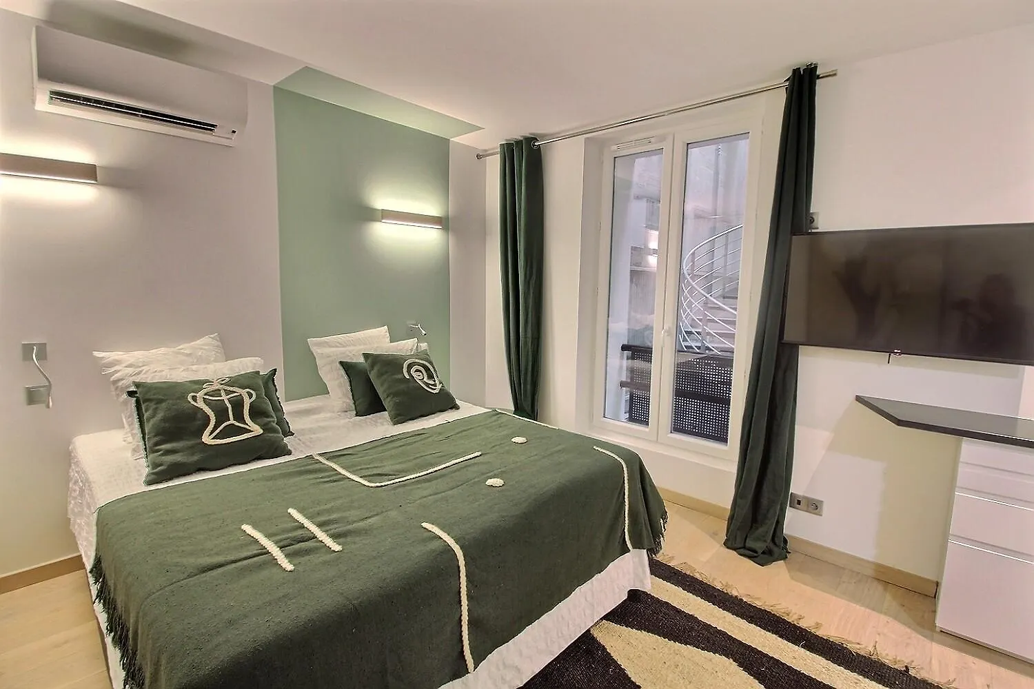 Parisian Home L Montmartre