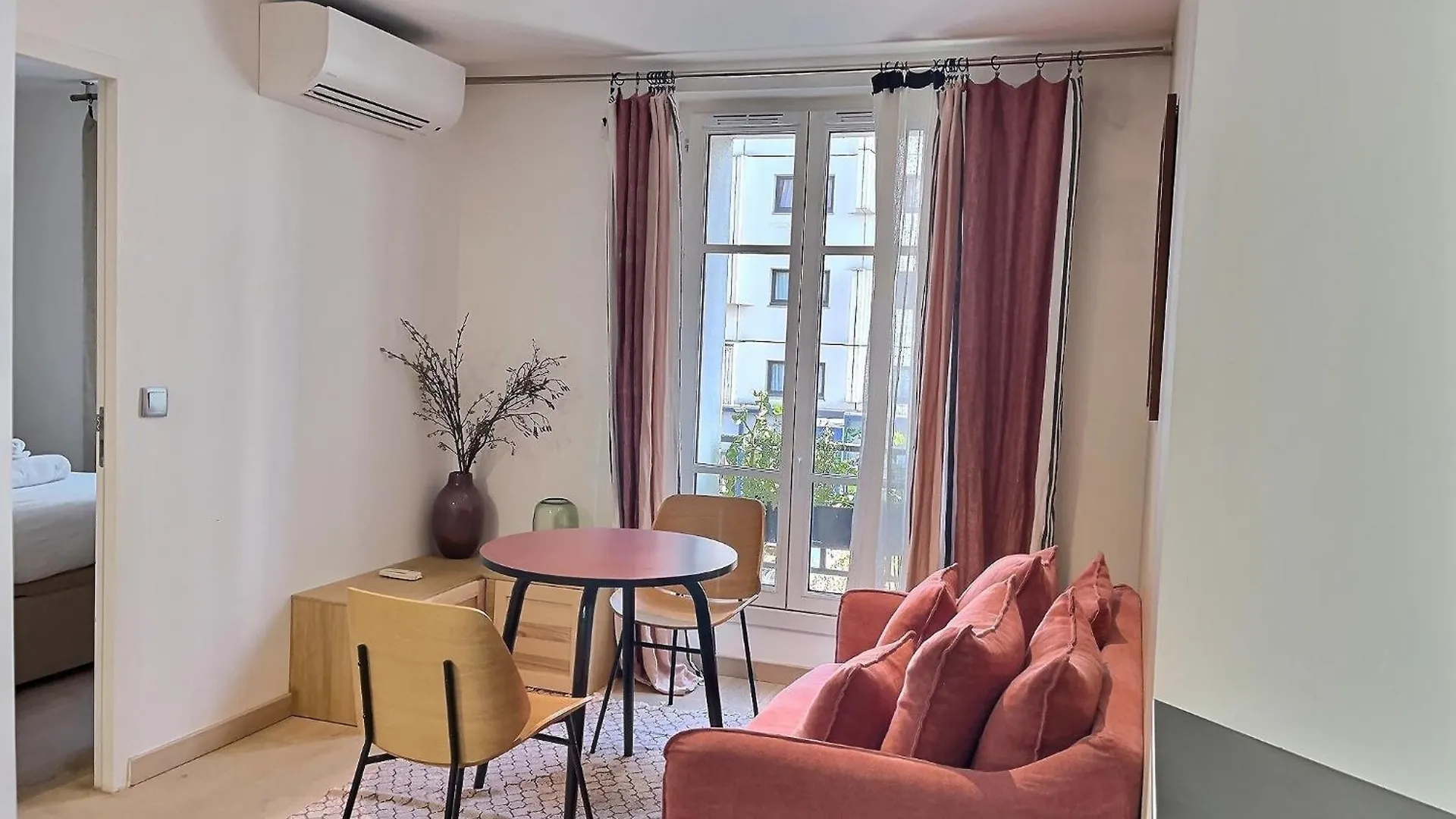 Apartment Parisian Home L Montmartre