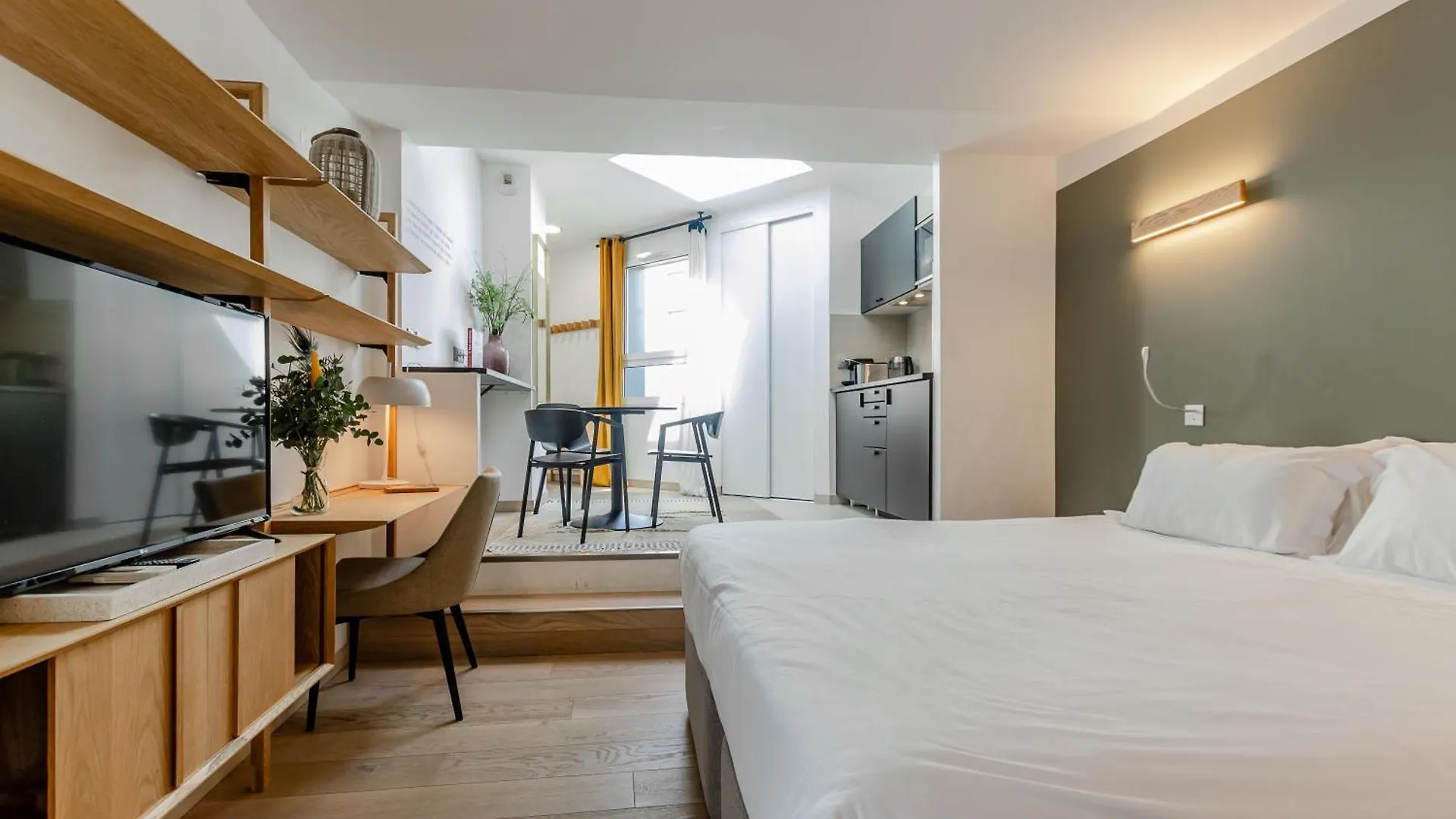 Parisian Home L Montmartre contacts