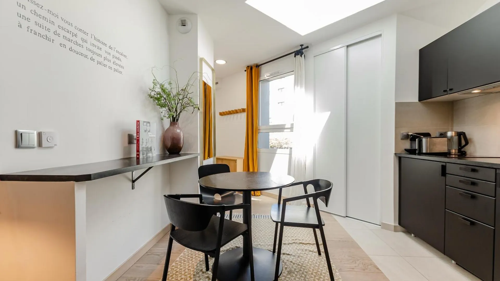 Apartment Parisian Home L Montmartre